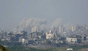 Nuages de fumée après des frappes aériennes au nord de Gaza