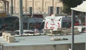 Des ambulances transportant des blessés arrivent au passage de Rafah