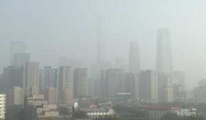 Un épais brouillard recouvre Pékin, fort épisode de pollution dans le nord de la Chine