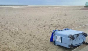Tempête Ciaran : quelques rares promeneurs sur la plage de Malo, pourtant interdite
