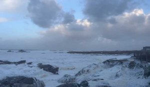 VIDÉO. Tempête Ciaran : à Quiberon, sur la côte sauvage, encore beaucoup de vent et de houle