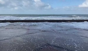 À Wimereux, des vagues énormes, la digue est inondée