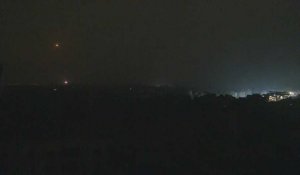 Explosions et roquettes dans le ciel de la ville de Gaza