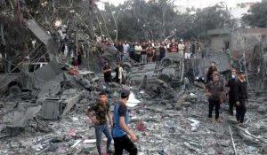 Des Palestiniens fouillent les décombres suite à une frappe sur Rafah