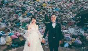 Jusqu'à ce que les ordures nous séparent: un couple taïwanais pose dans une décharge
