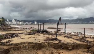 Mexique: la plage d'Acapulco jonchée de débris après le passage de l'ouragan Otis