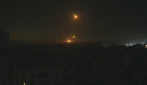 Des fusées éclairantes et des explosions dans le ciel de Gaza