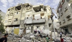 Des Palestiniens inspectent les dégâts après des frappes israéliennes sur Khan Younès