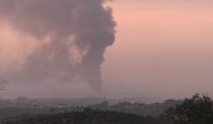 Un épais nuage de fumée s'élève au-dessus de la bande de Gaza après une frappe