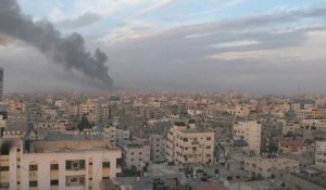 Des volutes de fumée s'élèvent au-dessus de la ville de Gaza à la fin du 23e jour de la guerre