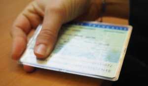 VIDÉO. Chéquier, carte grise, passeport… Peut-on garder son ancienne adresse sur ses papiers ? 
