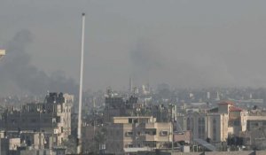 De la fumée s'échappe de Khan Younès, vue de Rafah