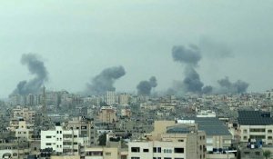 Fumée dans le ciel de Gaza après des frappes de l'armée israélienne