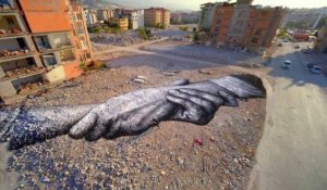 Turquie: Saype peint les ruines d'Antakya ravagée par le séisme
