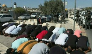 Privés d'accès à la mosquée Al-Aqsa, des Palestiniens prient dans la rue