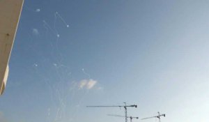 Interception de roquettes au-dessus d'Ashkelon, et volutes de fumée
