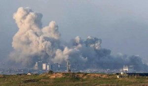 De la fumée s'élève à la suite de frappes israéliennes sur le nord de Gaza