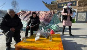 Chine: les survivants du séisme se protègent du froid, secouristes à pied d'oeuvre