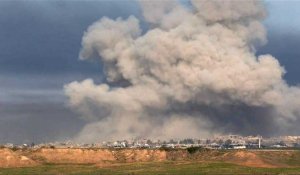 De la fumée s'élève après une frappe israélienne sur le sud de la bande de Gaza