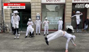 VIDEO. Les Enfants Sauvages font le spectacle dans les rues du centre-ville de Saint-Brieuc