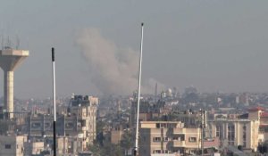 Des nuages de fumée s'élèvent au-dessus de Khan Younès après des frappes israéliennes