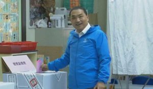 Le chef de l'opposition taïwanaise Hou Yu-ih dépose son bulletin de vote