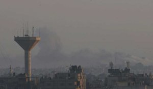 De la fumée s'élève au-dessus de Khan Younès, vue depuis Rafah