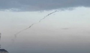 Traînée de fumée dans le ciel de Rafah après le tir d'une roquette en direction d'Israël