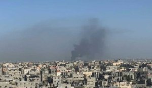 Fumée au-dessus de Khan Younès, dans le sud de Gaza