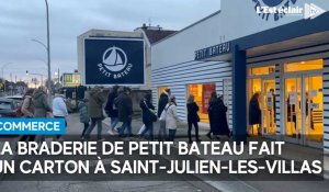 Premiers clients pour la braderie Petit Bateau à Troyes