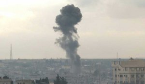 De la fumée s'élève dans le ciel de Rafah à la suite d'une frappe aérienne israélienne