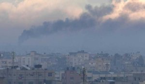 Gaza : de la fumée s'élève au dessus de la ville de Khan Younès