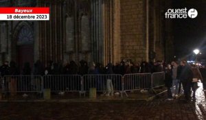 VIDÉO. Devant la cathédrale de Bayeux, une foule impressionnante attend le prochain son et lumière