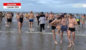 VIDÉO. Le record de participation au bain du 1er janvier de Deauville largement battu