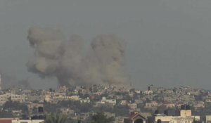Des nuages de fumée s'élèvent après des frappes aériennes israéliennes au nord de Rafah