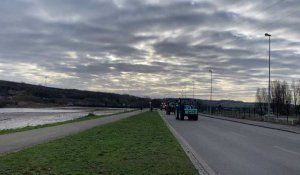 Boulogne : des dizaines de tracteurs manifestent boulevard Industriel