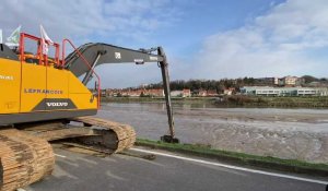 Boulogne : les agriculteurs déversent les premiers camions de boue