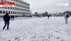 VIDÉO. À Caen, les étudiants profitent de la neige entre deux cours 
