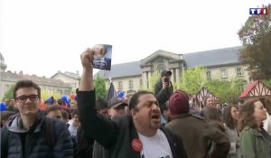 « Rends l'argent ! » : Marine Le Pen huée à la cathédrale de Reims ! - ZAPPING ACTU DU 05/05/2017