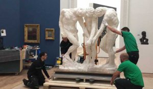 Installation de la sculpture de Rodin, "Les trois ombres", au musée d'arts de Nantes