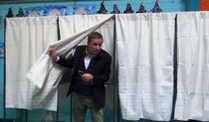 Présidentielle: Nicolas Dupont-Aignan a voté à Yerres