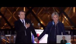 Emmanuel Macron, président élu, avec son épouse Brigitte sur la scène du Carroussel du Louvre