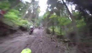 Une course de motocross dans la boue