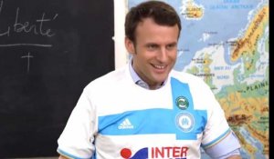 Emmanuel Macron reçoit un maillot de l'OM des enfants dans "Au Tableau !" (vidéo)