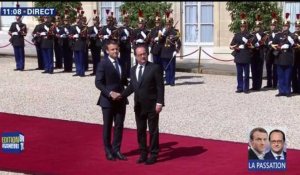 Emmanuel Macron raccompagne François Hollande jusqu'à la voiture