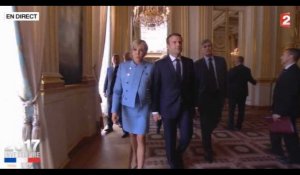 Passation de pouvoir : Emmanuel Macron embrasse Brigitte et lui dit "je t'aime" (Vidéo)