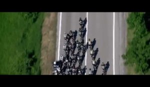 Tour d'Italie : une impressionnante chute provoquée par une moto mal garée (vidéo) 