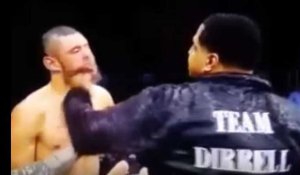 Un entraîneur monte sur le ring et frappe un boxeur (Vidéo)