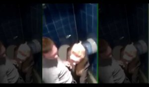 Surpris en train de faire l'amour dans les toilettes, ce couple a le droit à une standing ovation (Vidéo)