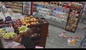 Deux clients attaquent un caissier avec des bananes et des avocats (vidéo)
